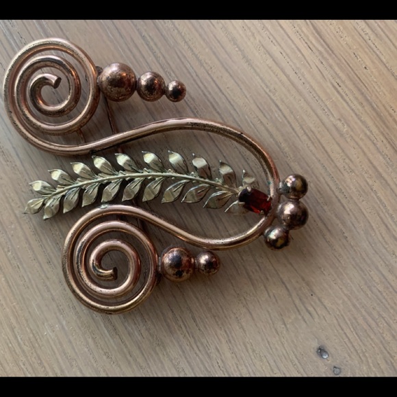 Vintage copper tone brooch with red stone. - Picture 4 of 9